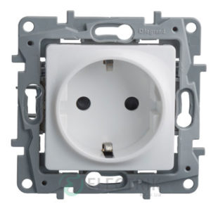 Розетка с заземлением и шторками, белый Legrand Etika