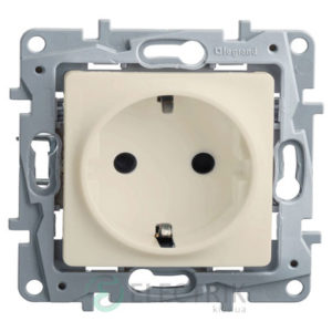 Розетка с заземлением, слоновая кость (крем) Legrand Etika