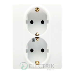 Розетка с заземлениием двойная с шторками , белый Legrand Etika